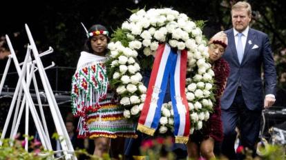 El rey Guillermo Alejandro de los Países Bajos deposita una ofrenda floral por el Día Nacional de Conmemoración de la Esclavitud, el 1 de julio de 2023.