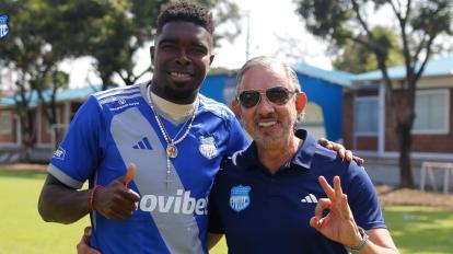 Michael Carcelén junto a José Pileggi, presidente de Emelec, el 29 de julio de 2023.