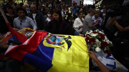 Simpatizantes colocan una bandera nacional sobre el féretro del candidato Fernando Villavicencio- Quito, 11 de agosto de 2023