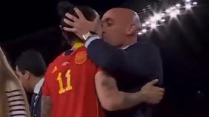 El momento en el que Luis Rubiales besa a Jenni Hermoso, después de ganar el Mundial con España, el 20 de agosto de 2023. 