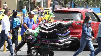 Empleo informal en la Avenida Naciones Unidas y Amazonas, en Quito. Foto del 13 de septiembre de 2022.