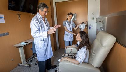 El hematólogo Jesús San Miguel, especialista en la terapia CAR T, junto a una paciente de la Clínica Universidad de Navarra. 