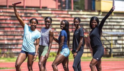 El equipo femenino de relevos de Ecuador, durante una práctica en los Chasquis, en Quito.