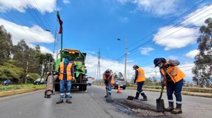 Imagen referencial. Obreros del Municipio de Quito trabajan en la av. Simón Bolívar desde el redondel de Gualo hacia el intercambiador de Carapungo, el 22 de noviembre de 2023.