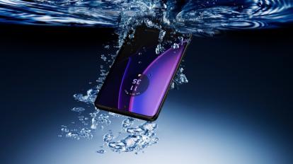Imagen del celular inteligente Motorola Edge 40, sumergido en agua.