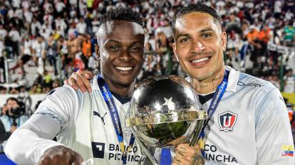 José Angulo y Paolo Guerrero, refuerzos de Liga de Quito para 2023, muestran el trofeo de la Copa Sudamericana. 