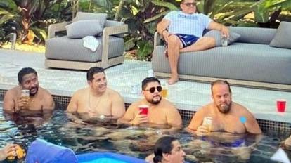 Xavier Jordán (der.), en una reunión en la piscina de su casa en Estados Unidos, en abril de 2020.