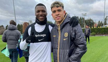 Los ecuatorianos Moisés Caicedo y Kendry Páez en el complejo deportivo del Chelsea, en diciembre de 2023.