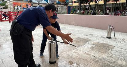 Participante de Bomberos Jr. aprendiendo a usar un extintor.