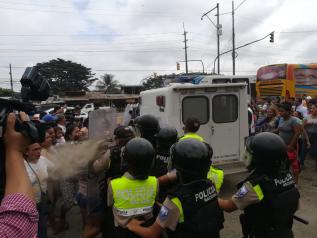 Familiares de los internos se enfrentaron a la Policía tras el motín carcelario. 