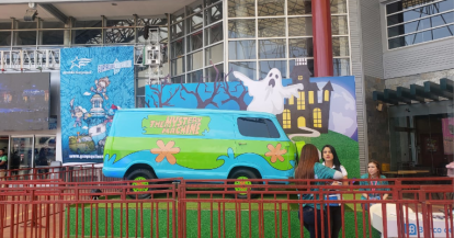 The Mistery Machine (La Máquina del Misterio) es el nombre del vehículo que usaba Sooby Doo y toda su tropa de detectives. 