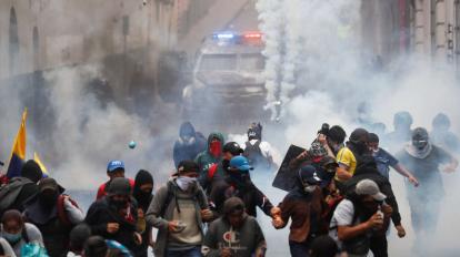 Los manifestantes mantienen un fuerte enfrentamiento con la Policía.