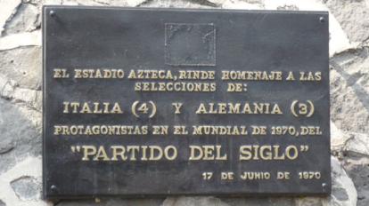 Placa que se encuentra en la parte frontal del estadio Azteca, de Ciudad de México.