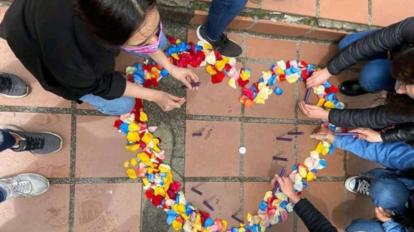 Familiares y amigos de Gabriela León participan en un plantón en los exteriores de la Corte de Justicia de Azuay, en Cuenca el 22 de agosto de 2020.