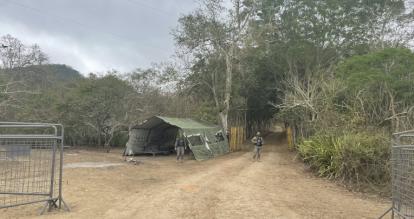 Militares de la Marina son el primer cerco de seguridad a la entrada del radar del Cerro Montecristi. 15 de septiembre de 2021.