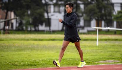 Jhonatan Amores durante una sesión de entrenamiento, en la pista de Concentración Deportiva de Pichincha, el 11 de diciembre de 2021.