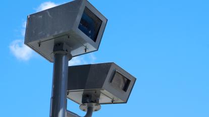 Radares para registrar multas por exceso de velocidad, en Loja.