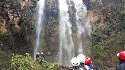 Turistas en la cascada del Silencio, en 2022.