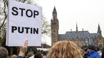 Manifestantes muestran cartel contra Vladimir Putin en Países Bajos, por las operaciones militares en Ucrania. 