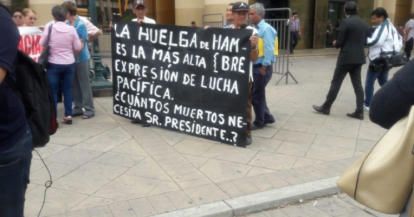 El plantón de los docentes se realizó afuera del Gobierno Zonal, al norte de Guayaquil. 