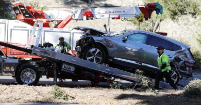 Una grúa se lleva el auto de Tiger Woods del lugar del accidente, el 23 de febrero de 2021.