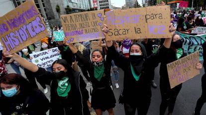 Decenas de mujeres marcharon en Quito este 7 de marzo de 2021, en conmemoración del Día Internacional de la Mujer.