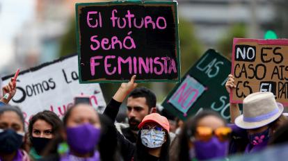 Decenas de mujeres marcharon en Quito este 7 de marzo de 2021, en conmemoración del Día Internacional de la Mujer.