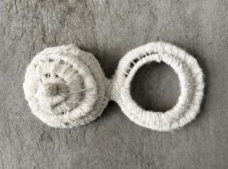 'Primer encuentro' (2021). Instalación tejida (alambre reciclado, lana, pintura), de Alexandra Trujillo