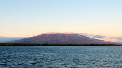 Fotografía sin fecha cedida por el Parque Nacional Galápagos que muestra el coloso Cerro Azul, situado en la isla Isabela.