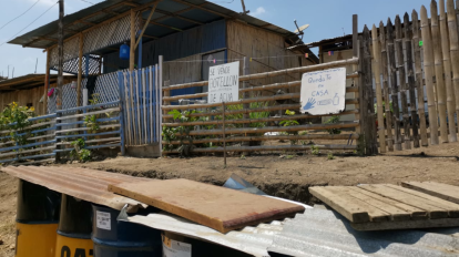 Un letrero en Cañaveral destaca la importancia de lavarse las manos junto a otro que anuncia la venta de botellones de agua.