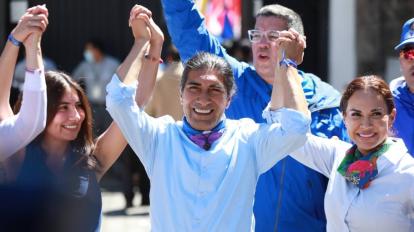 El binomio de la alianza Claro que se puede, Yaku Pérez y Nory Pinela (der.), durante su aceptación de la candidatura este 12 de junio de 2023.