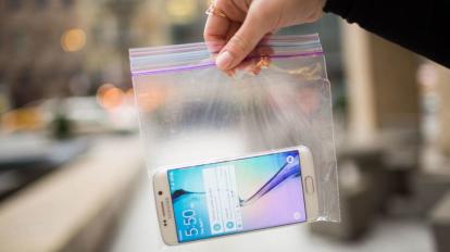 Imagen referencial. Un celular dentro de una funda plástica. 