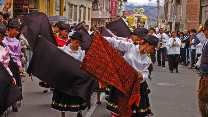 Danzantes durante las fiestas del cantón Guano.