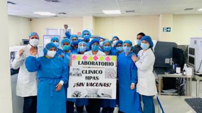 Médicos del Hospital Pablo Arturo Suárez de Quito protestan, el 19 de febrero de 2021, por la falta de vacunas contra el Covid-19.