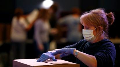 Una mujer abre un paquete el 3 de abril en Estados Unidos. 