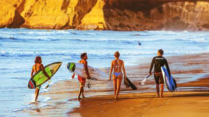 Cuatro turistas en la playa de Canoa, el 25 de mayo de 2023.