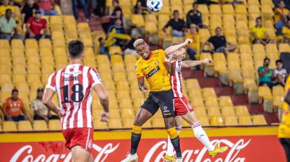 Fidel Martínez disputa una pelota en el aire por la Copa Sudamericana, en el estadio Banco Pichincha, el 11 de julio de 2023.