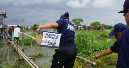 Bomberos voluntarios entregando donaciones.