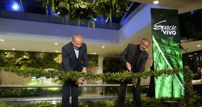 Marcel Scholem, gerente general y Juan Fernando Salazar, presidente, cortando la cinta de inauguración de Spacio Vivo.