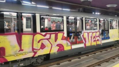 Un tren del Metro de Quito vandalizado el 3 de junio de 2024.