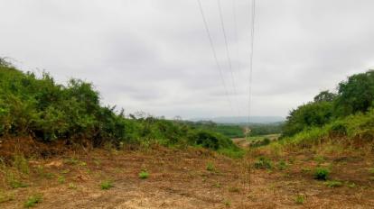 Zona de retiro de una línea de alta tensión eléctrica que atraviesa la zona de construcción de la nueva cárcel del Encuentro, en Santa Elena.