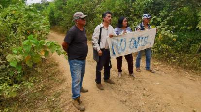 Comuneros rechazan construcción de la cárcel de Santa Elena sobre una vía sin asfaltar entre la comuna Juntas del Pacífico y el recinto Don Lucas.