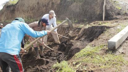 Minga para la construcción de reservorios de agua en Angochagua, Imbabura.