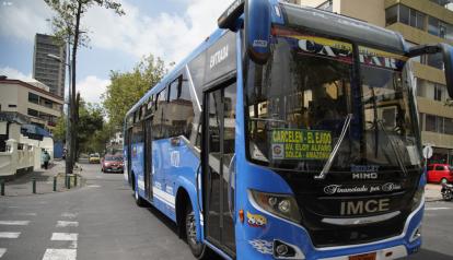 Un bus de transporte público circula por las calles de Quito en mayo de 2024.