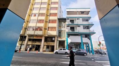 La casa Isabelita Quinto Aspiazu es un estrecho edificio de tres plantas, que se encuentra deshabitado, en la calle Vélez, en el centro de Guayaquil.