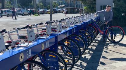 Un usuario del servicio de bicicletas públicas de Quito, en julio de 2023.