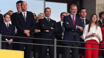 El príncipe William junto a su hijo George, el presidente de la UEFA, Aleksander Ceferin; el rey de España, Felipe VI y su hija la infanta Sofía en la final de la Eurocopa.