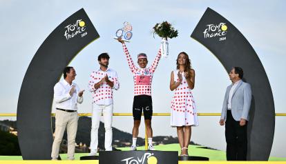 El ciclista ecuatoriano, Richard Carapaz, celebra en el podio con el maillot de lunares tras la última etapa del Tour de Francia, el 21 de julio de 2024.