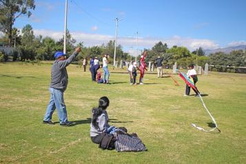 Personas hacen volar sus cometas en un parque de Quito, en 2023