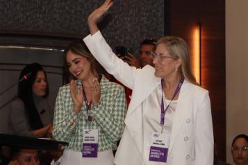 Annabella Azín, madre del Presidente de la República, en su ingreso al salón del hotel JW Marrriot, en Quito, este 9 de agosto de 2024, en la celebración de la convencion de ADN, donde fue nombrada candidata para encabezar la lista de ADN a asambleístas nacionales en las próximas elecciones legislativas.